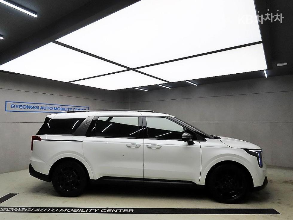 2025 Kia 4 photo