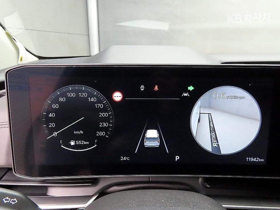 2025 Kia 4 photo