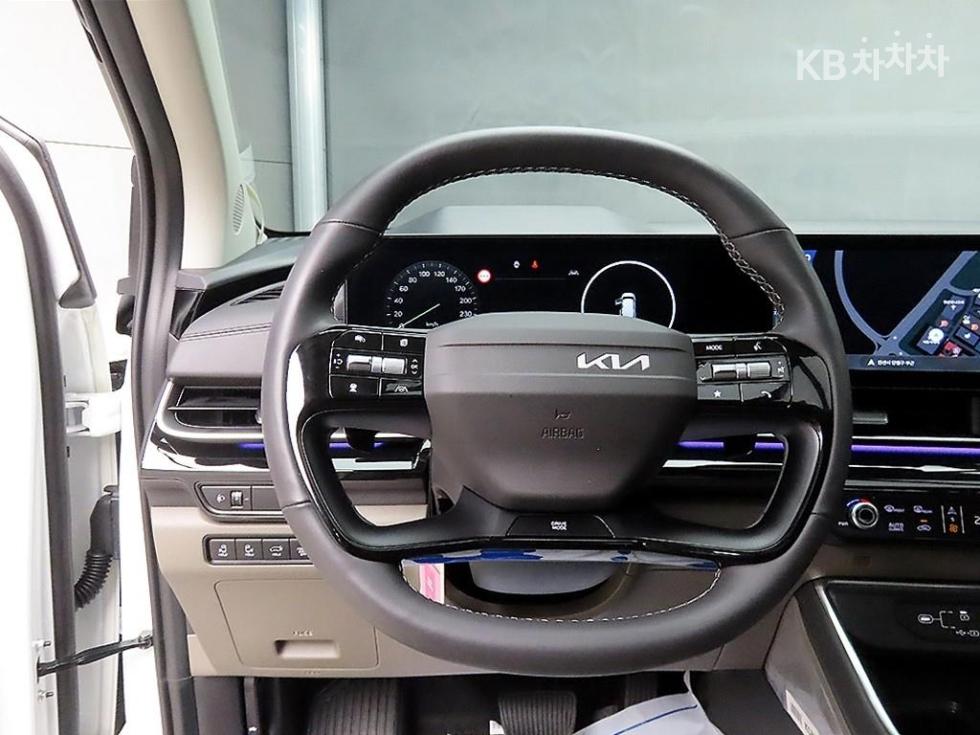 2025 Kia 4 photo