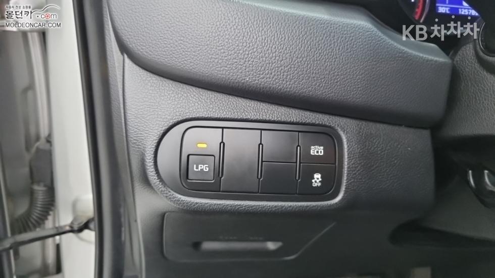 Kia Carens — miniaturë 16