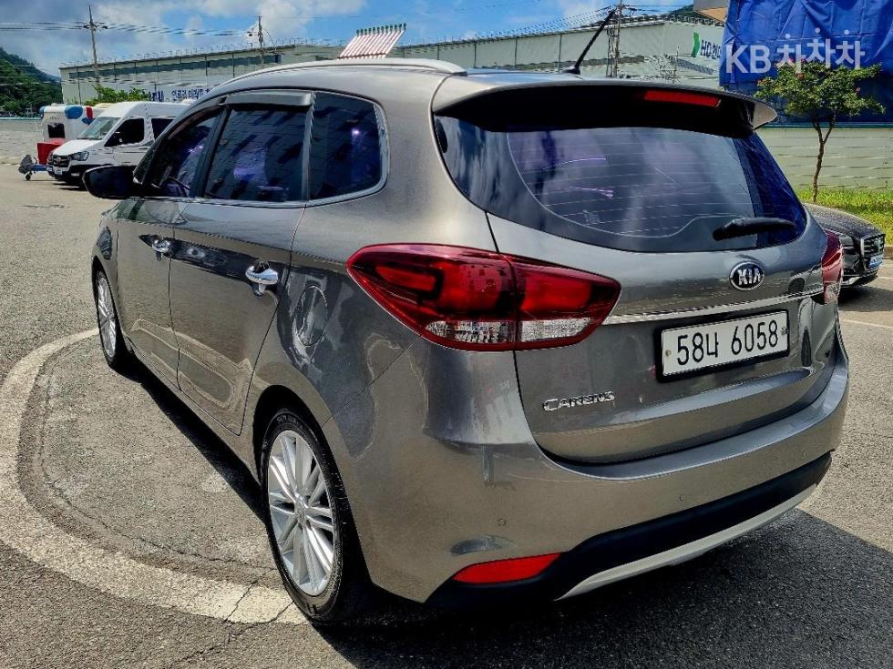 Kia Carens — miniaturë 4