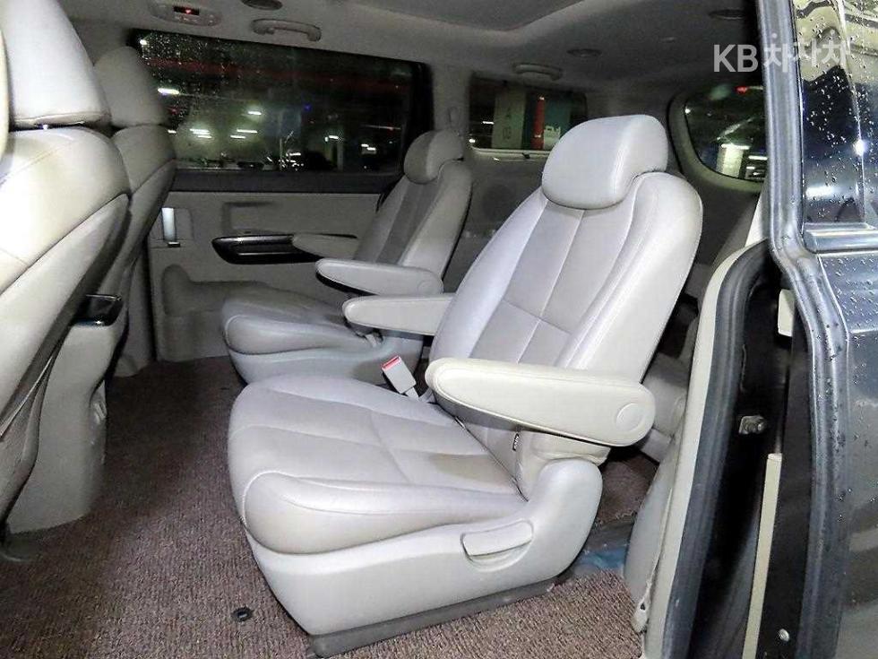 Kia Carnival — miniaturë 7