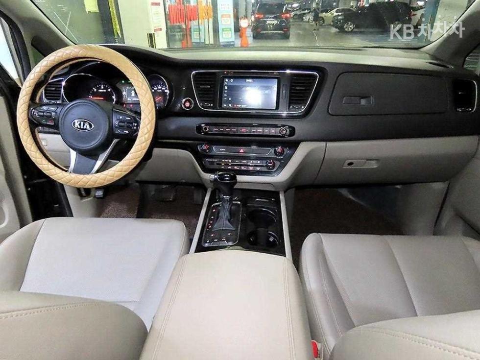 Kia Carnival — miniaturë 10