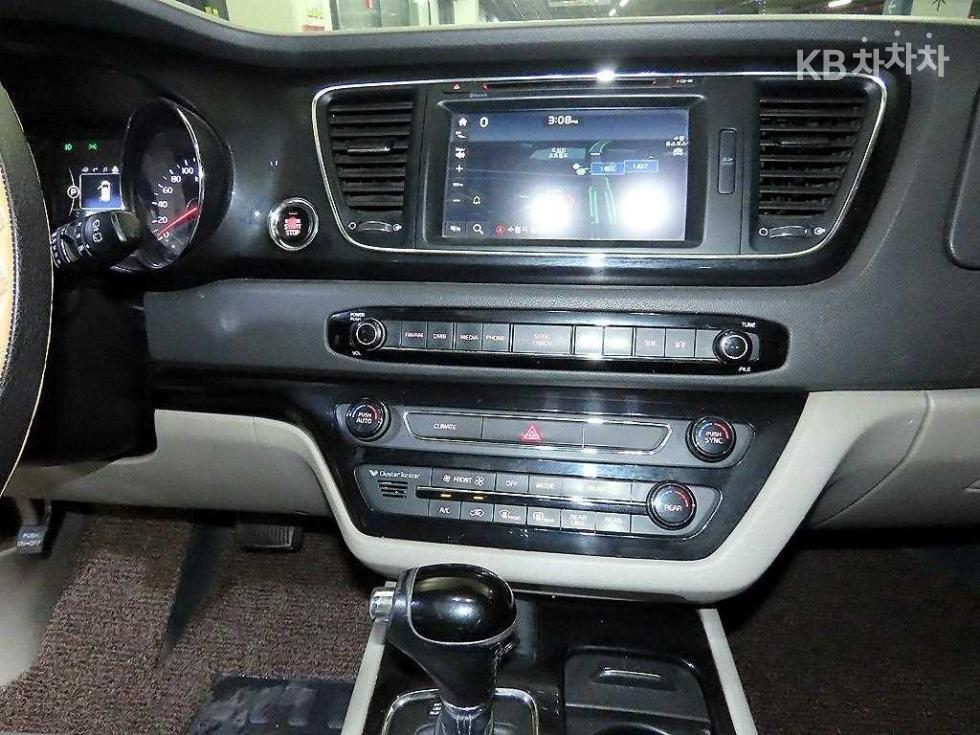 Kia Carnival — miniaturë 11