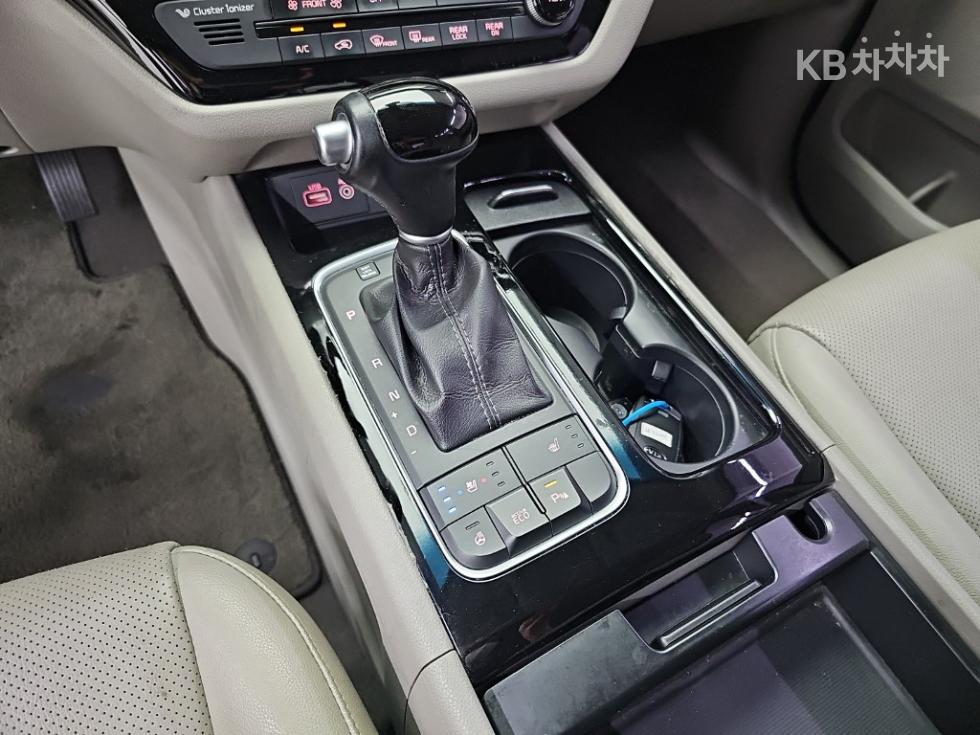 Kia Carnival — miniaturë 8