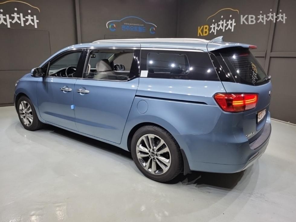 Kia Carnival — miniaturë 4