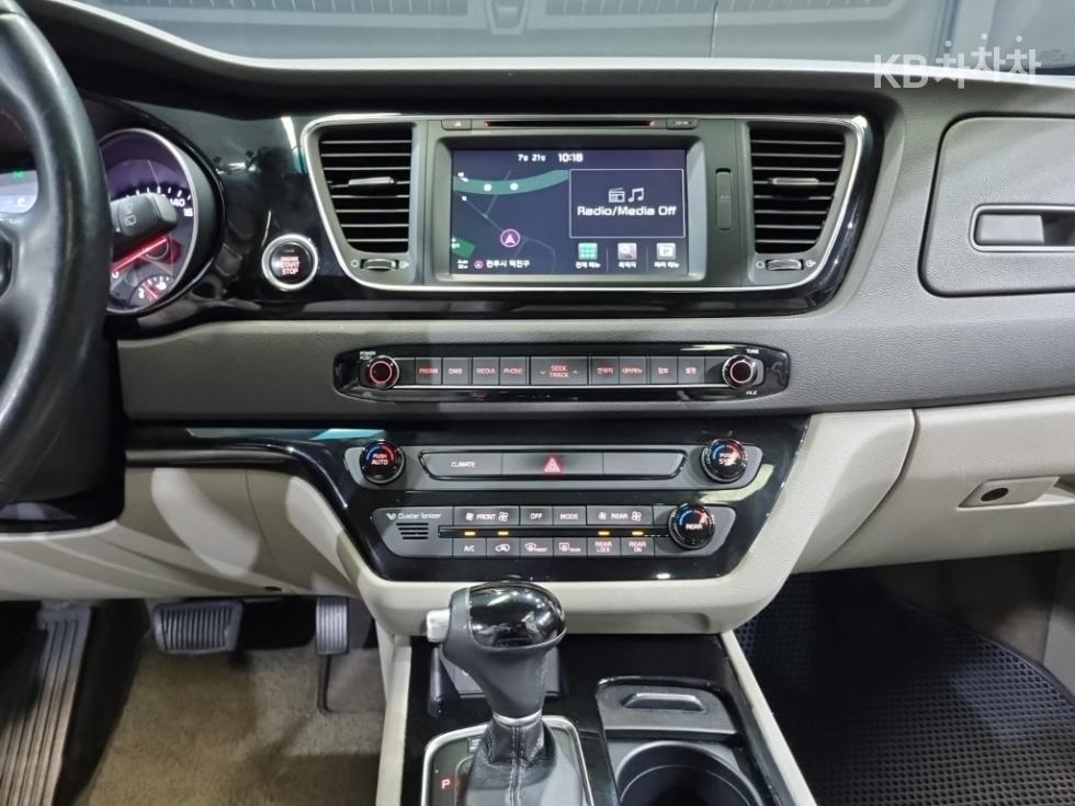 Kia Carnival — miniaturë 10