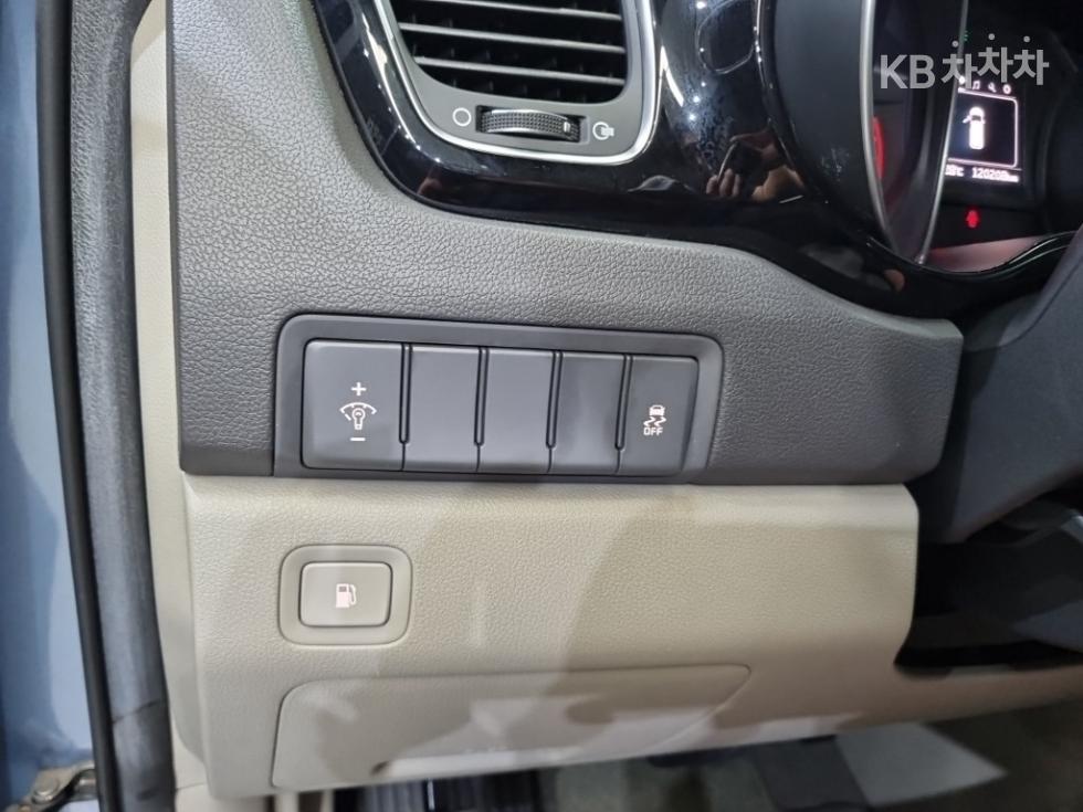 Kia Carnival — miniaturë 21