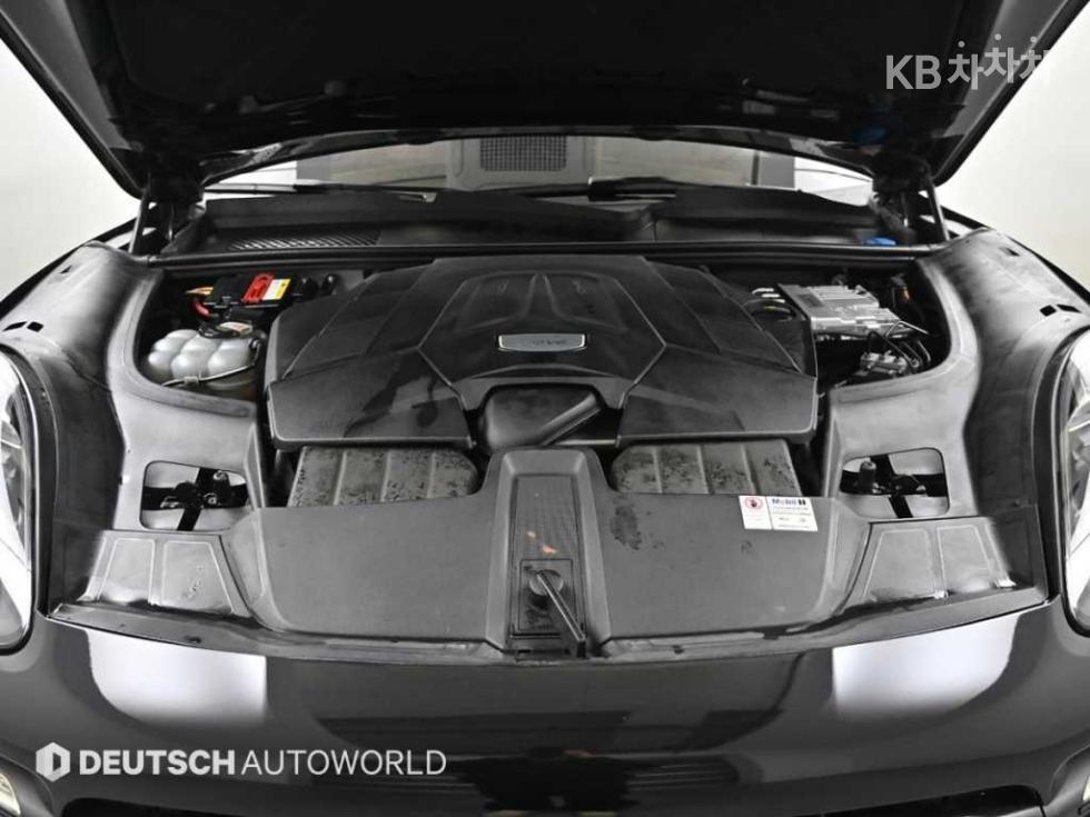 2020 Porsche (9Y0) photo