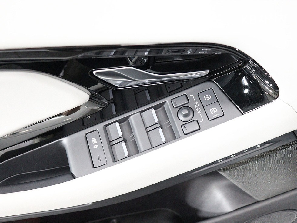 2025 Land Rover Used Car photo