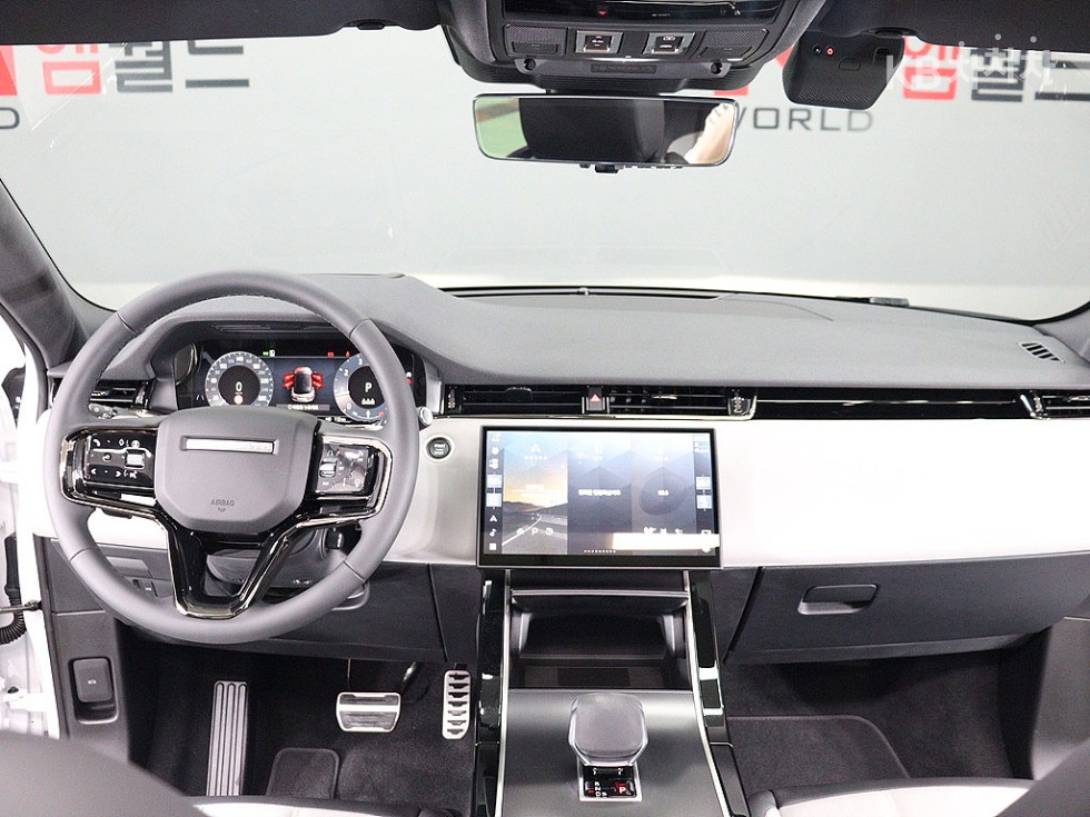 2025 Land Rover Used Car photo