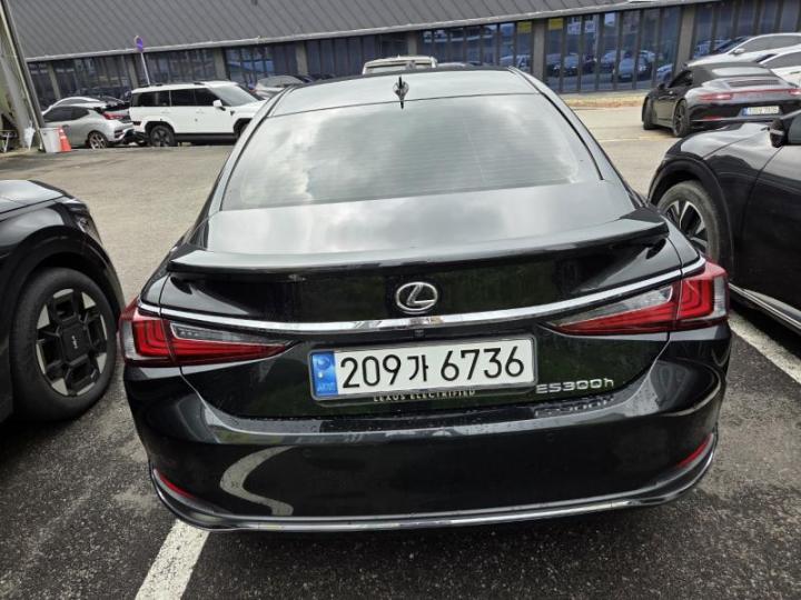 Lexus Es 300H 2024 photo 3