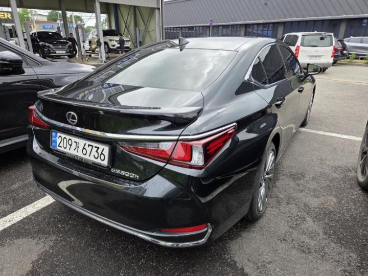 Lexus Es 300H 2024 photo 4