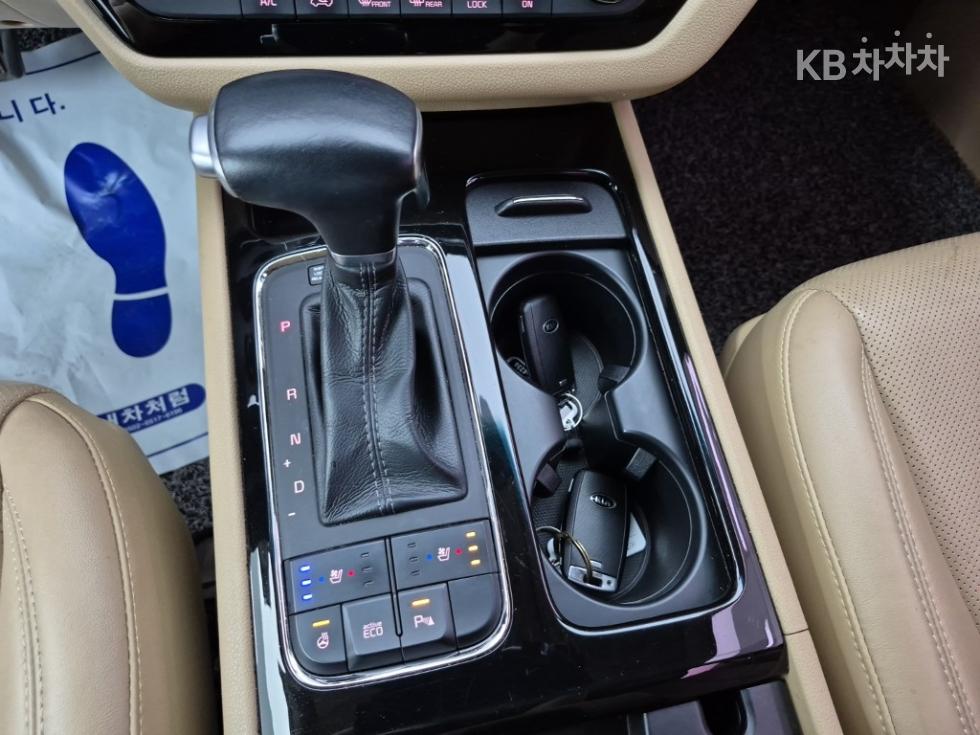 Kia Carnival — miniaturë 8