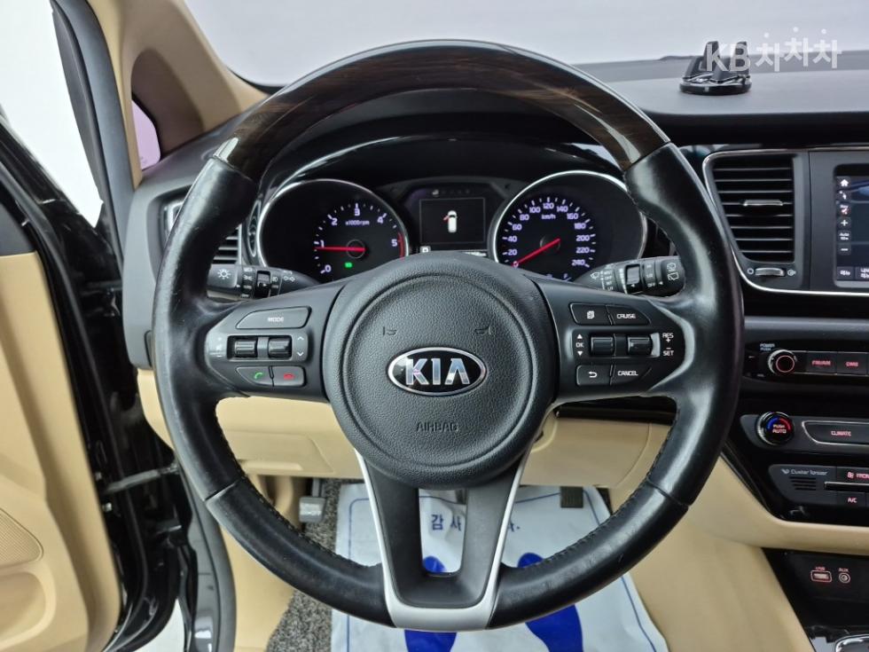 Kia Carnival — miniaturë 9