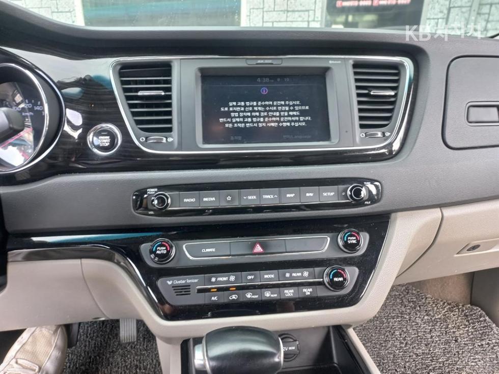 Kia Carnival — miniaturë 11