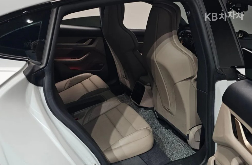 Porsche Taycan — miniaturë 15