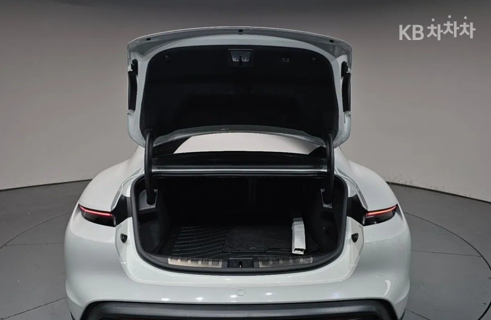 Porsche Taycan — miniaturë 23