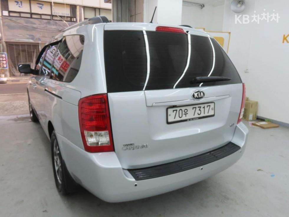 Kia Carnival — miniaturë 4