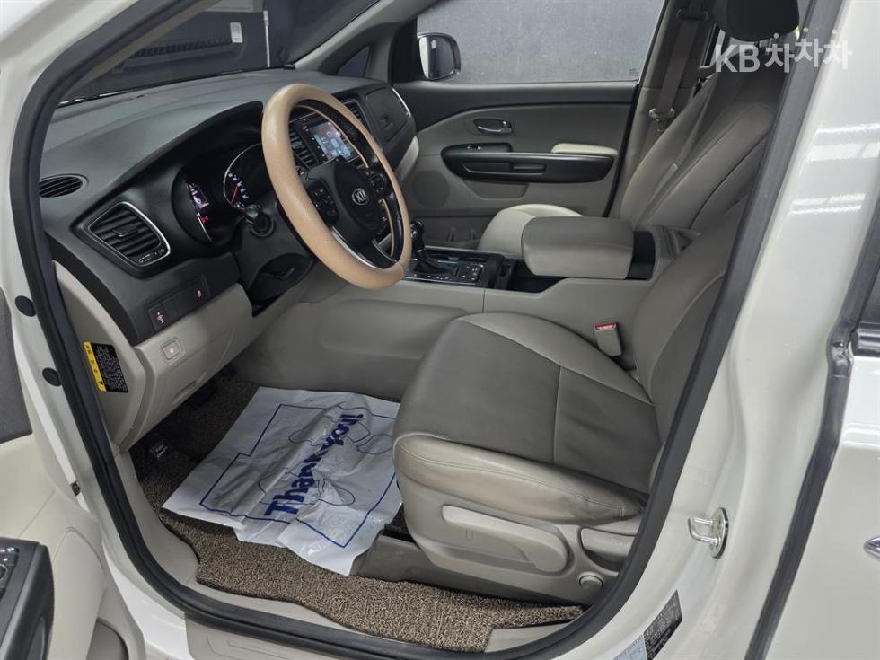 Kia Carnival — miniaturë 9
