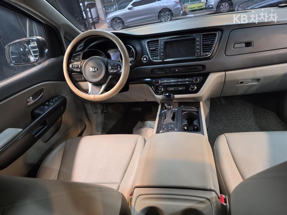 Kia Carnival — miniaturë 17