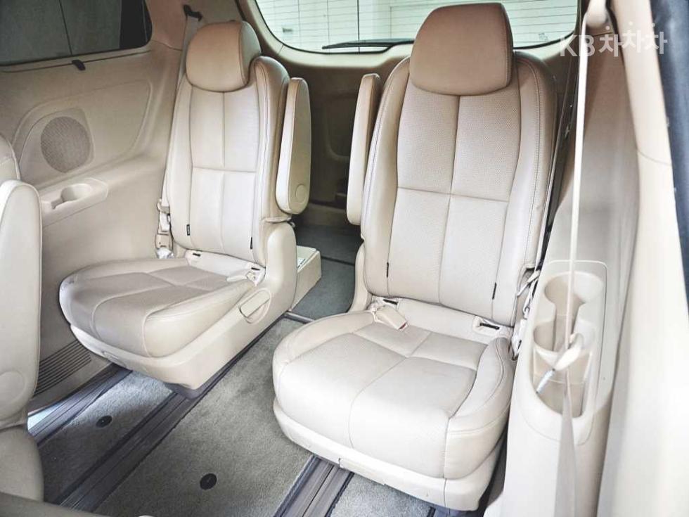 Kia Carnival — miniaturë 9