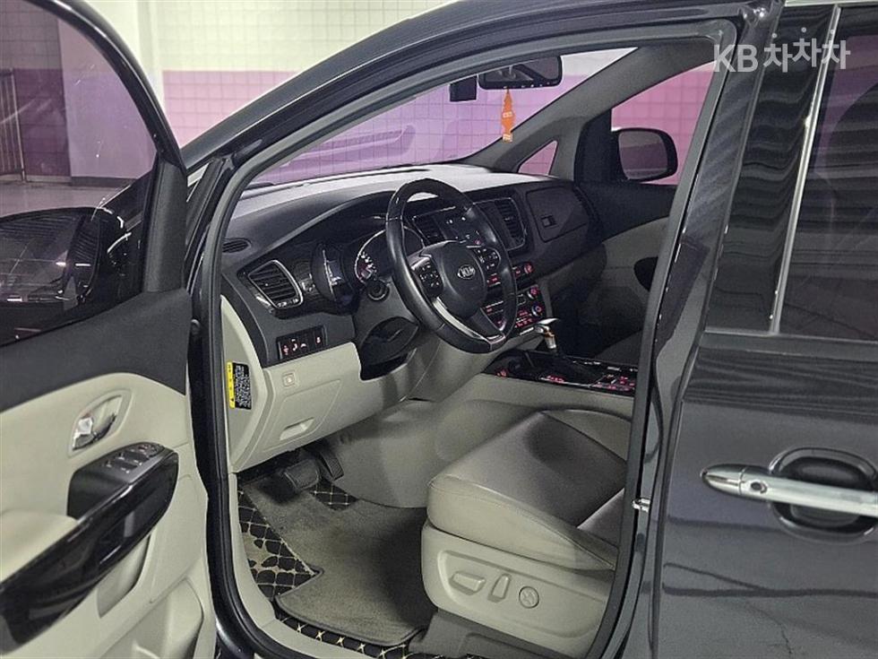 Kia Carnival — miniaturë 5