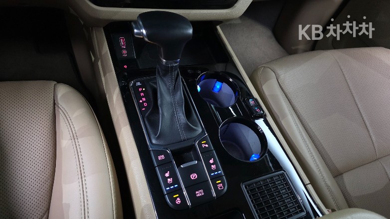 Kia Carnival — miniaturë 9