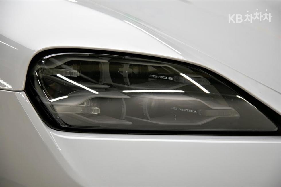 Porsche Taycan — miniaturë 3