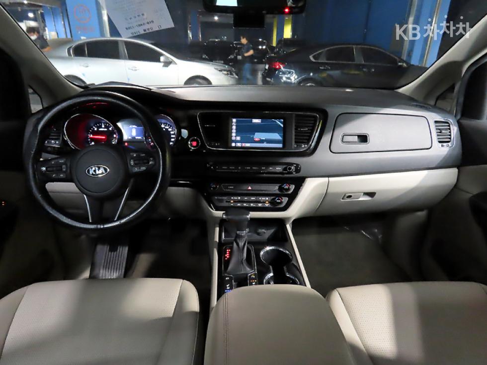 Kia Carnival — miniaturë 5