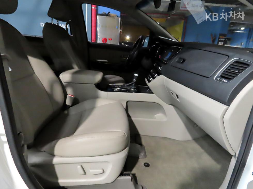 Kia Carnival — miniaturë 8