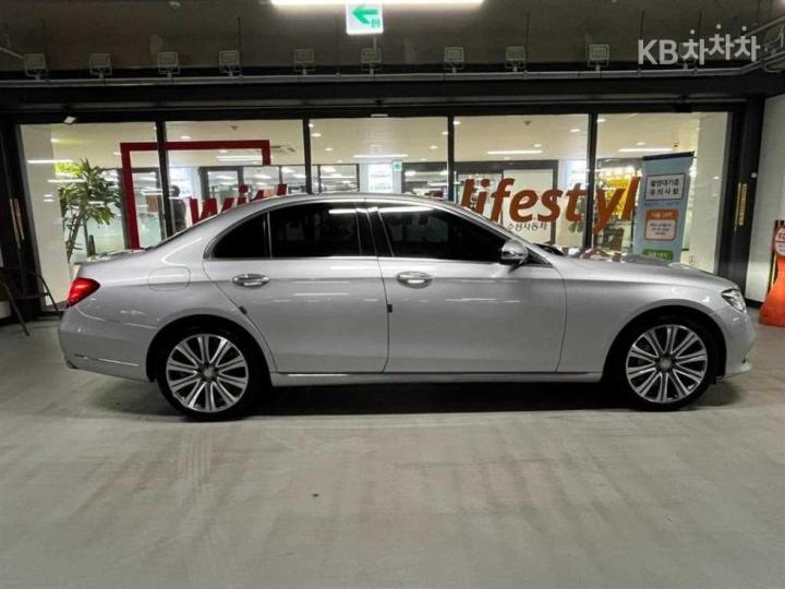 Mercedes-Benz E-klasse — miniaturë 3