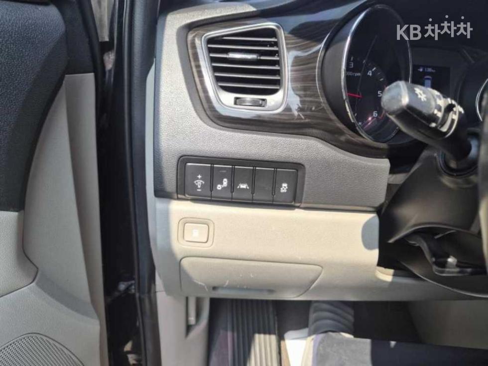Kia Carnival — miniaturë 6