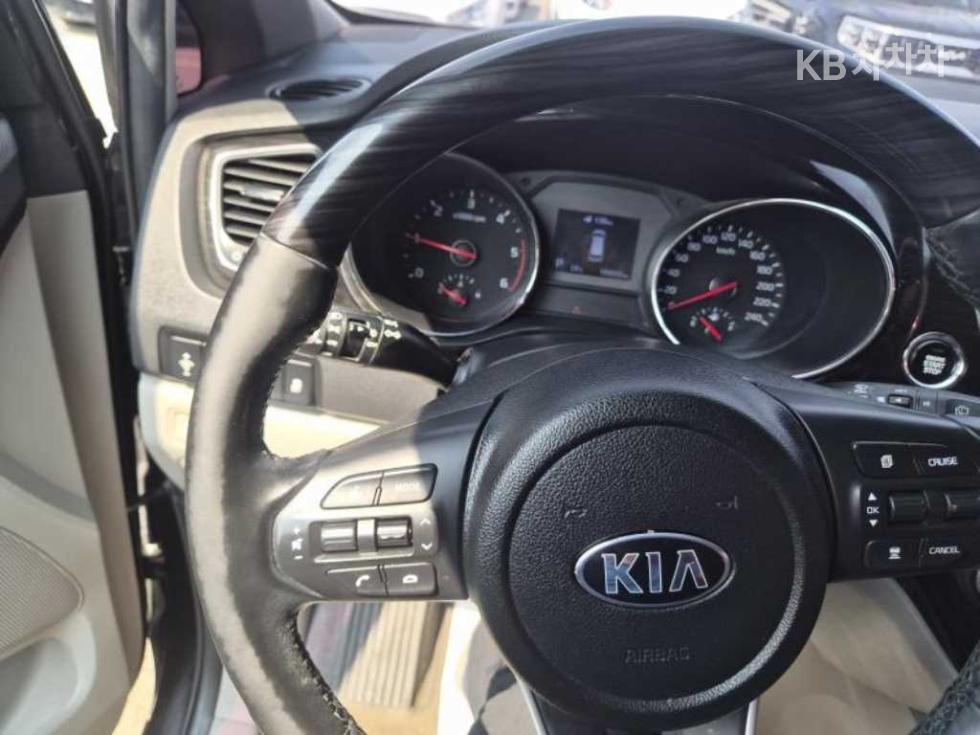 Kia Carnival — miniaturë 7