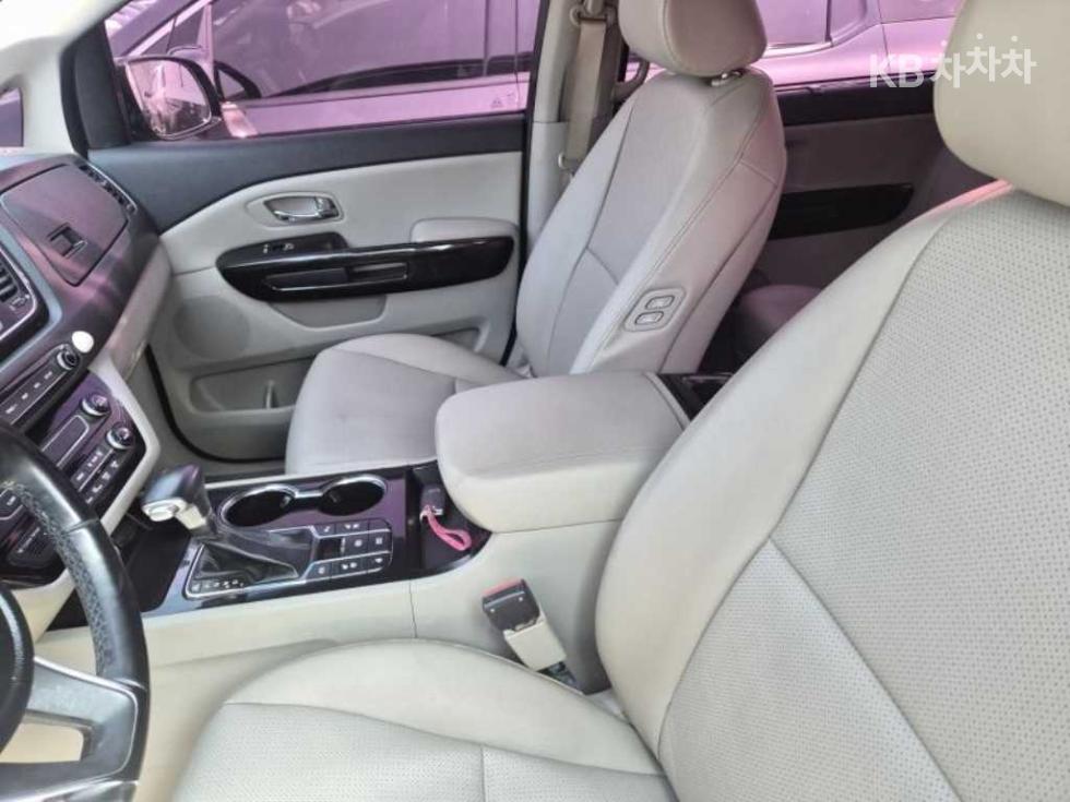 Kia Carnival — miniaturë 8