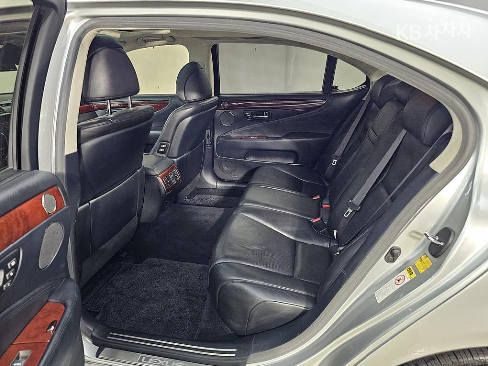 Lexus LS — miniaturë 9
