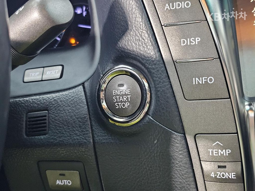 Lexus LS — miniaturë 13