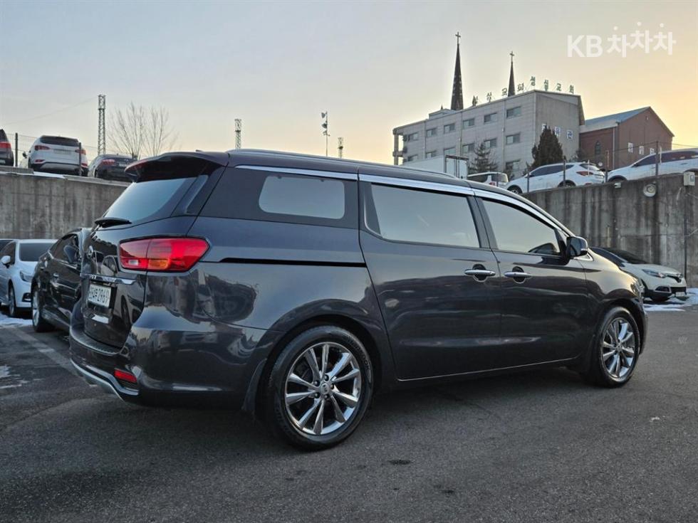 Kia Carnival — miniaturë 4