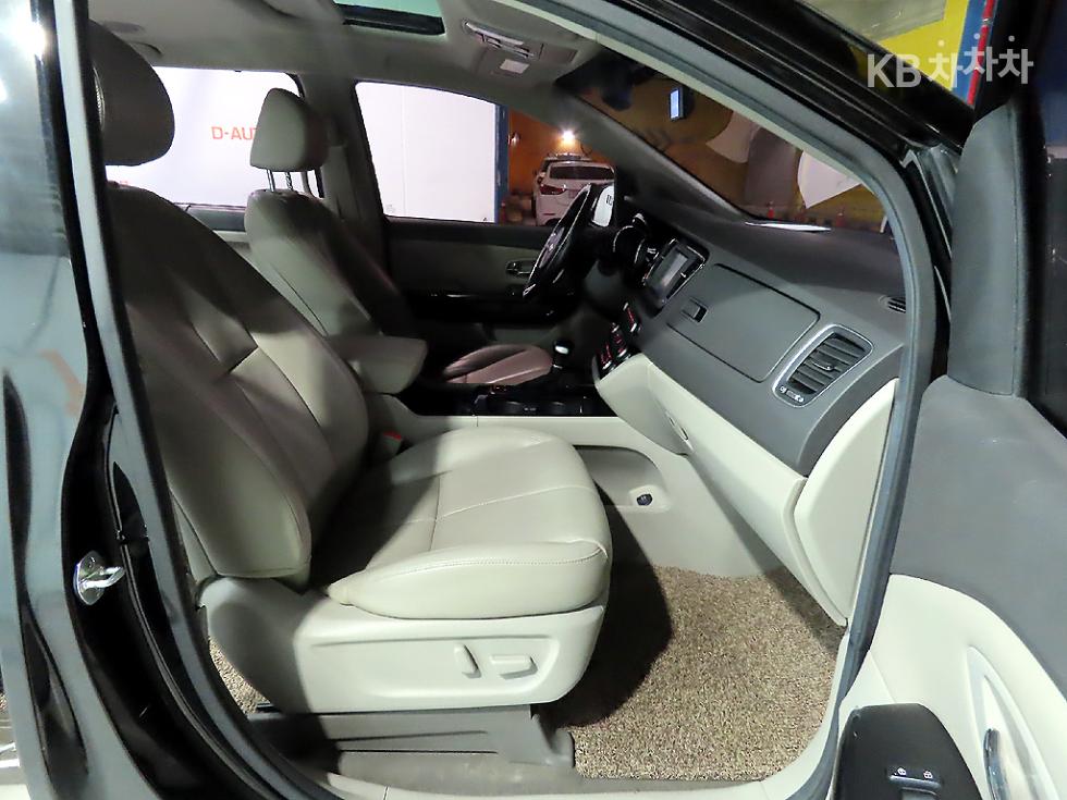 Kia Carnival — miniaturë 8