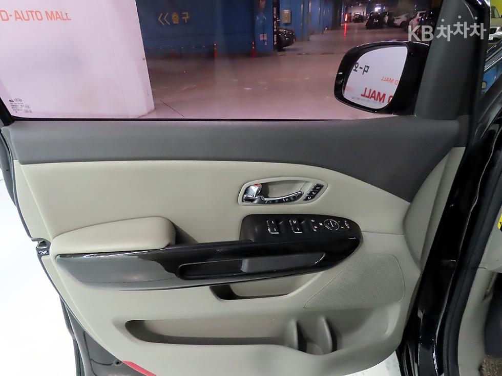 Kia Carnival — miniaturë 15
