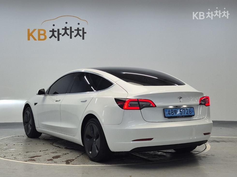 Tesla Model 3 — miniaturë 2