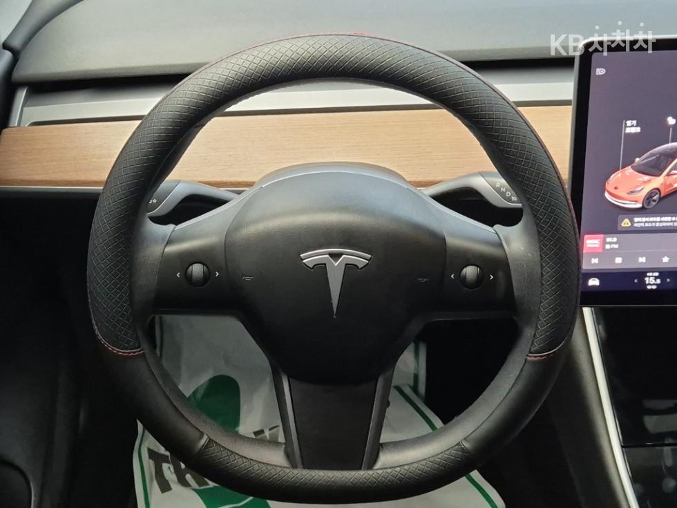 Tesla Model 3 — miniaturë 9