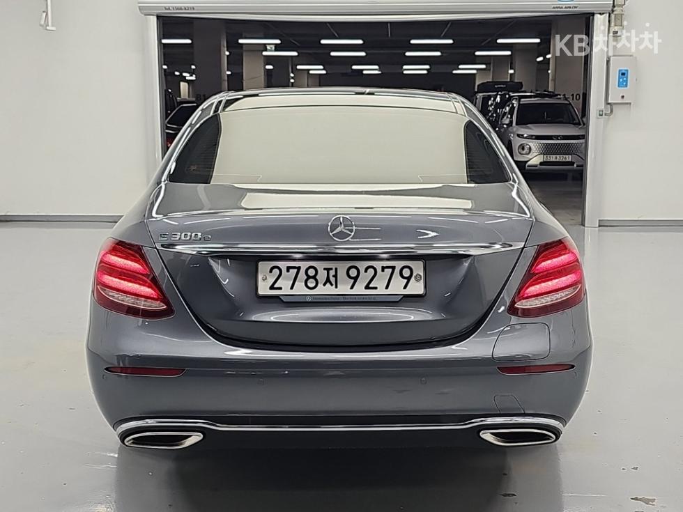 Mercedes-Benz E-Class Exclusive — фото 3