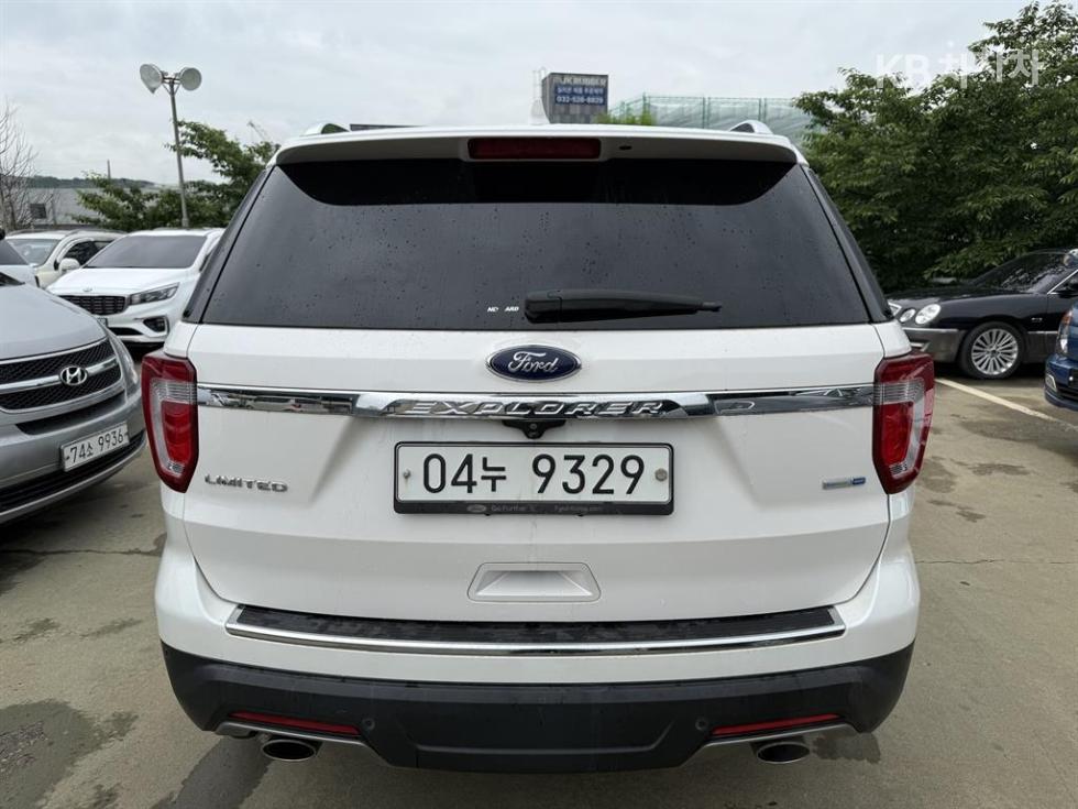 Ford Explorer Limited — фото 3