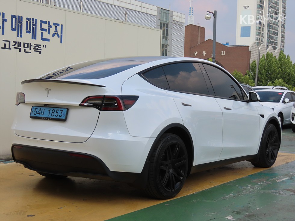Tesla Model Y BASE MODEL — фото 3