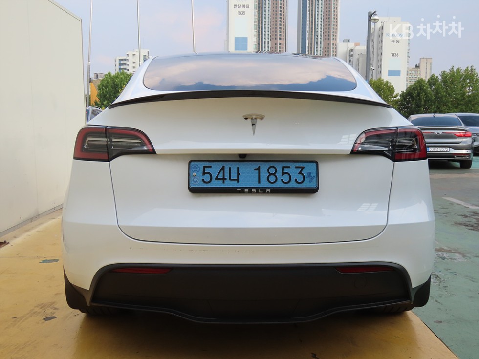 Tesla Model Y BASE MODEL — фото 4