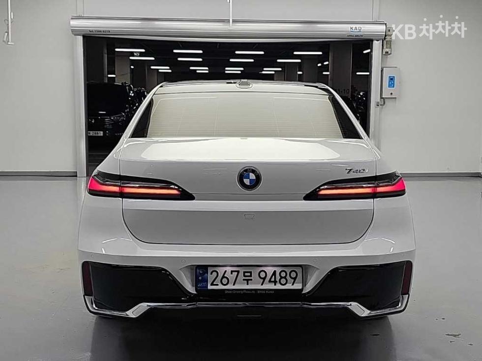 BMW 7 Series M Sport Executive — фото 3