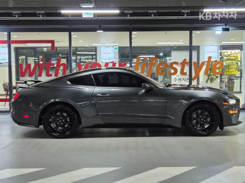 Ford Mustang Premium — фото 3