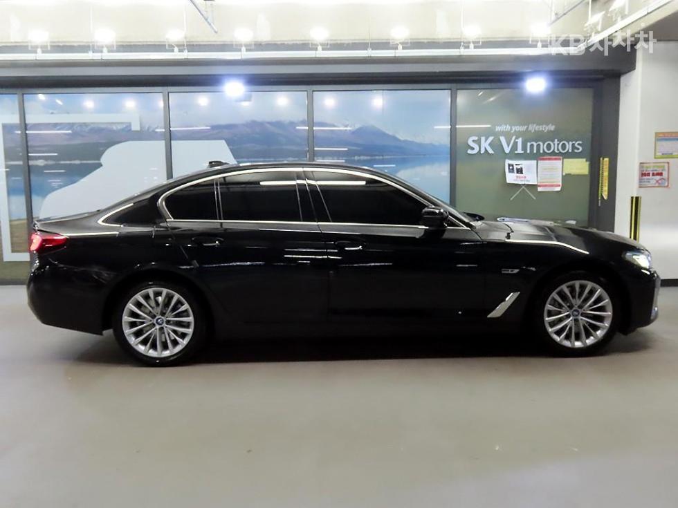 BMW 5 Series Luxury Line — фото 3
