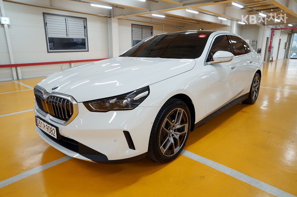 BMW 5 Series BASE MODEL — фото 2